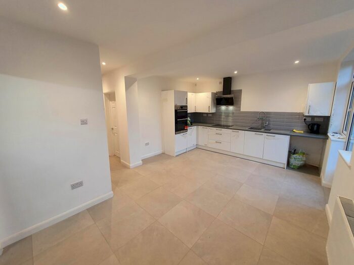 3 Bedroom Property To Rent In Monckton Road, Oldbury B68