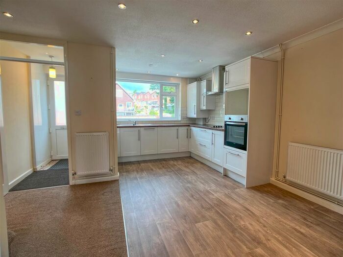 2 Bedroom Flat For Sale In Gullivers Close, West Cross, Swansea, SA3