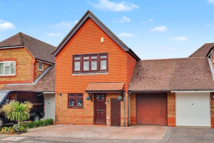 3 Bedroom Link Detached House For Sale In Grafton Way, West Molesey, KT8
