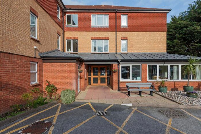 1 Bedroom Flat For Sale In Cambridge Park, Wanstead, E11