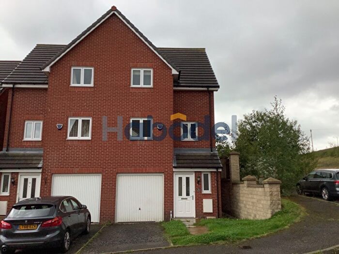 3 Bedroom Semi-Detached House To Rent In Hawshaw Bank, Hoyland, Barnsley, S74