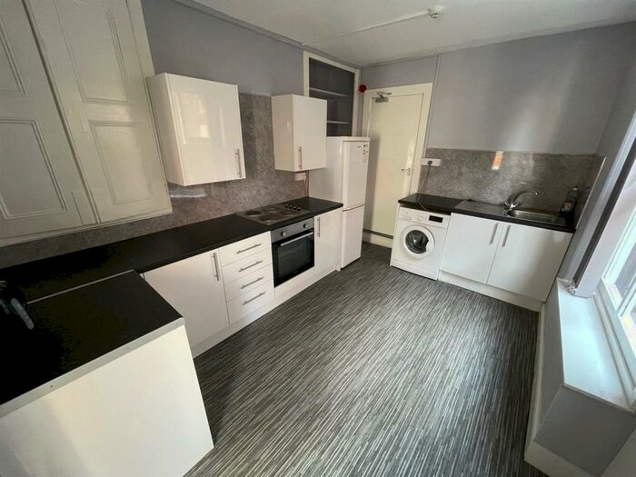 3 Bedroom Flat To Rent In Cottingham Road, Hull, HU6