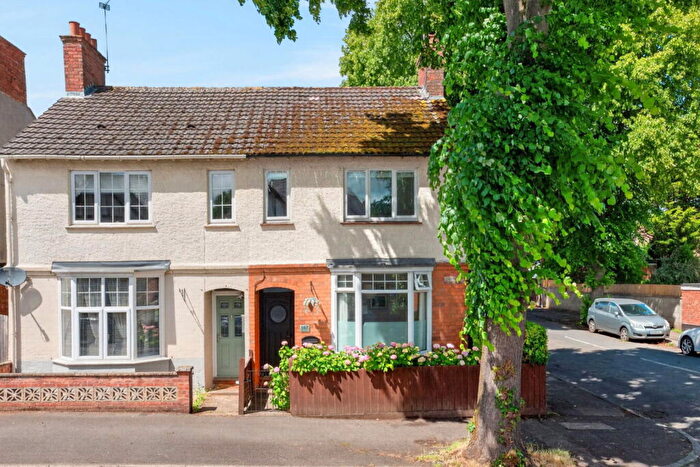 3 Bedroom Semi-Detached House For Sale In Neale Avenue, Kettering, NN16