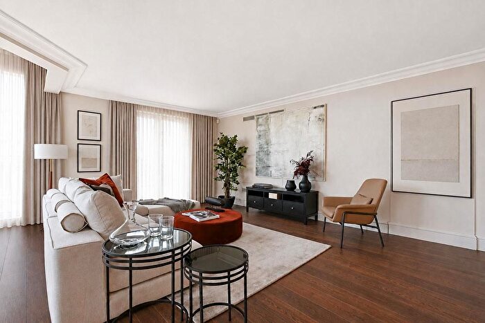 4 Bedroom Flat To Rent In George Street, Marylebone, London, W1H