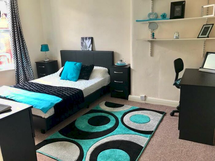 3 Bedroom Terraced House To Rent In Granby Grove, LS6