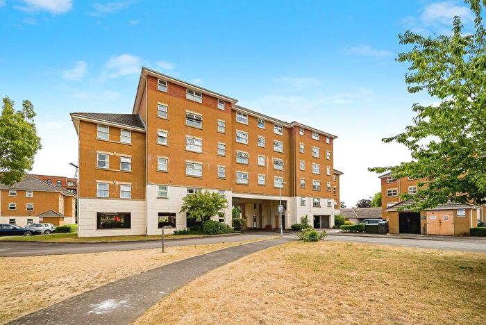 2 Bedroom Flat For Sale In Pickfords Gardens, Slough, SL1