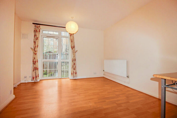 3 Bedroom Flat To Rent In Hollybush House, Bethnal Green, E2