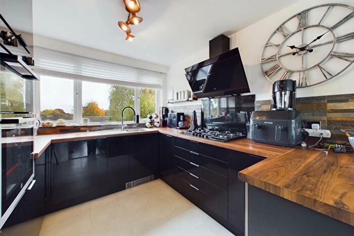 2 Bedroom Apartment For Sale In Stevenage Rise, Hemel Hempstead, HP2