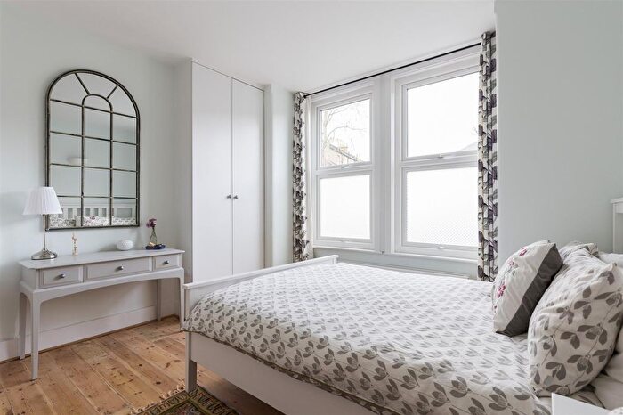 3 Bedroom Flat To Rent In Tritton Road, London, SE21