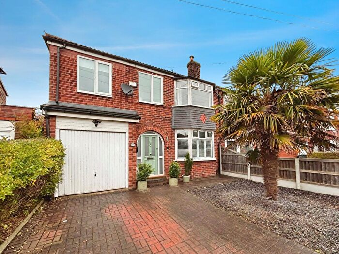 5 Bedroom Semi-Detached House For Sale In Thorn Road, Swinton, M27