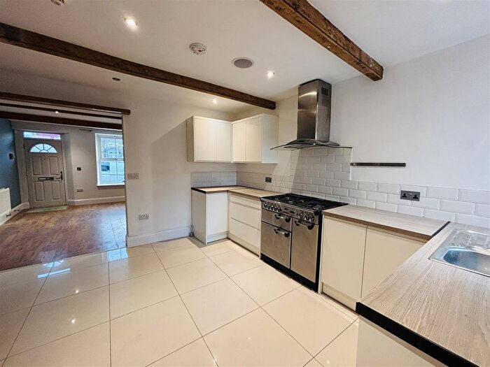 2 Bedroom End Of Terrace House To Rent In Dinting Lane, Glossop, SK13