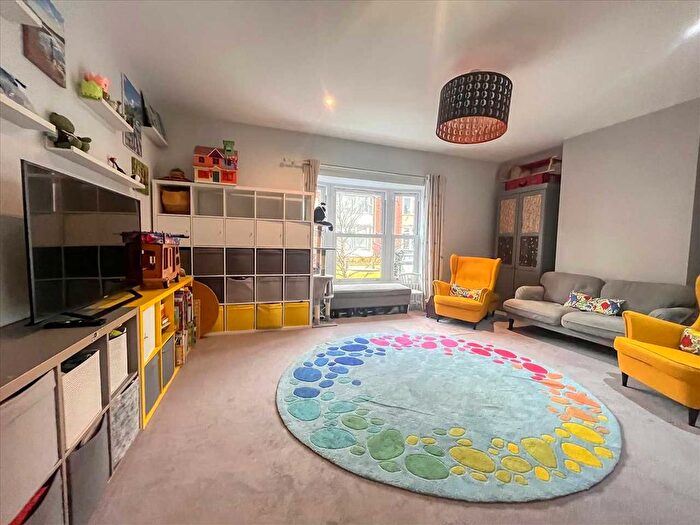 2 Bedroom Flat For Sale In Connaught Avenue, Frinton On Sea, CO13