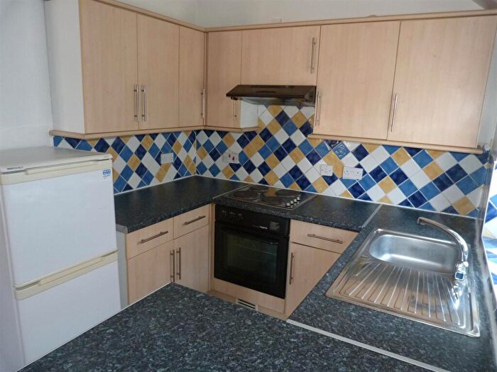 3 Bedroom Flat To Rent In City Road, Roath, CF24