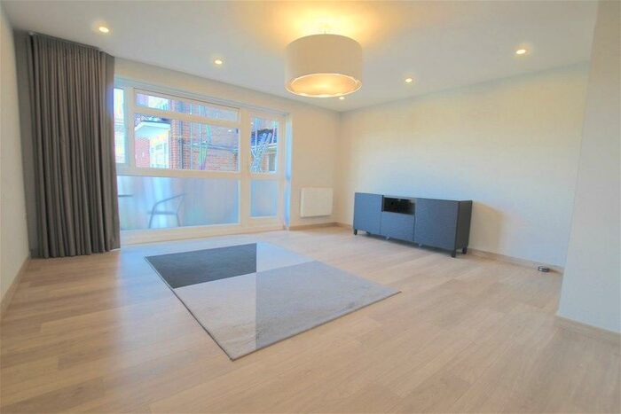 2 Bedroom Flat To Rent In Windsor Court, Southgate, N14