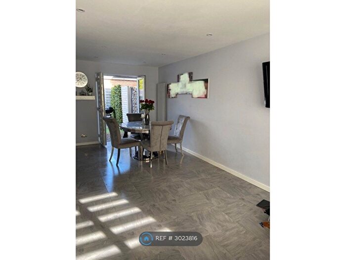 3 Bedroom Semi-Detached House To Rent In Roodegate, Basildon, SS14