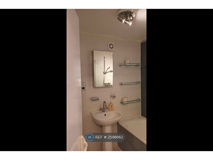 2 Bedroom Flat To Rent In Bennets Lodge, Enfield, EN2