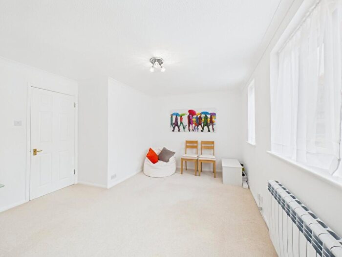 1 Bedroom Apartment For Sale In Knaves Hollow, Wooburn Moor, High Wycombe, Buckinghamshire, HP10