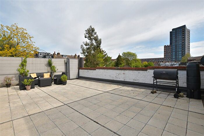 2 Bedroom Maisonette For Sale In Hoe Street, Walthamstow, E17