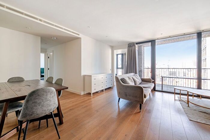 3 Bedroom Flat To Rent In Emery Way, Wapping, E1W