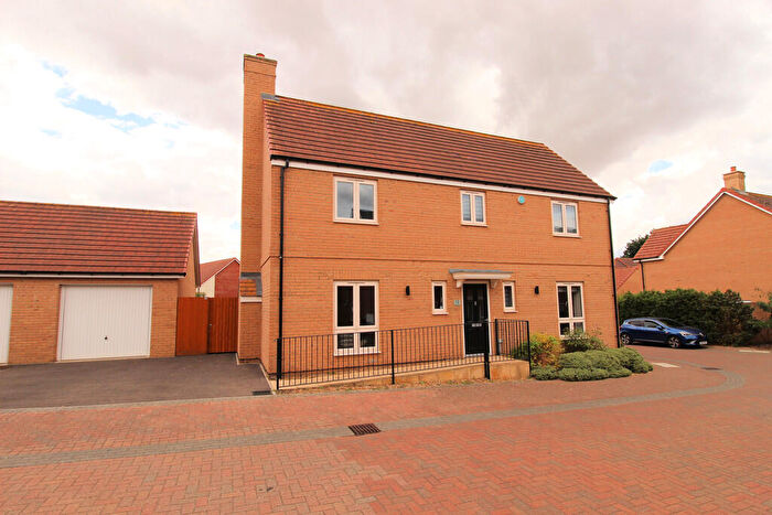 4 Bedroom Detached House For Sale In Kitchener Grove, Potton, Bedfordshire, SG19