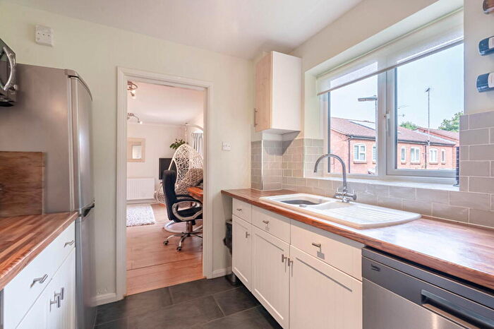 2 Bedroom Apartment For Sale In Taylor Close, St. Albans, AL4