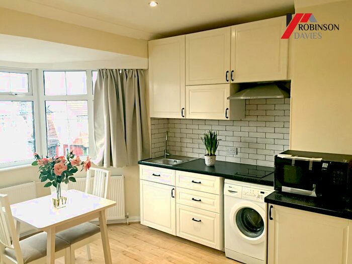 Studio To Rent In Clifton Gardens, London, NW11