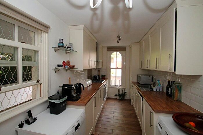 3 Bedroom Flat To Rent In West Hill, Harrow, HA2