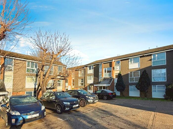 2 Bedroom Flat To Rent In Cuffley Court, Woodhall Farm, Hemel Hempstead, HP2