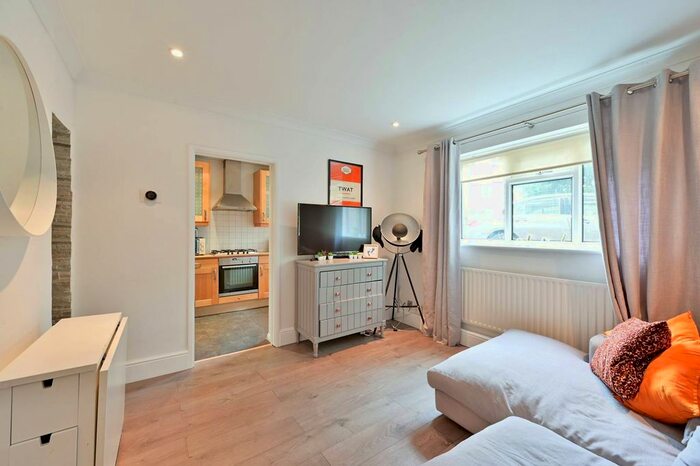 2 Bedroom Flat To Rent In Wimbledon Park Road, Wandsworth, London, SW18