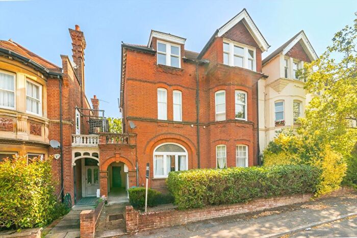 1 Bedroom Flat For Sale In Claremont Gardens, Surbiton, KT6
