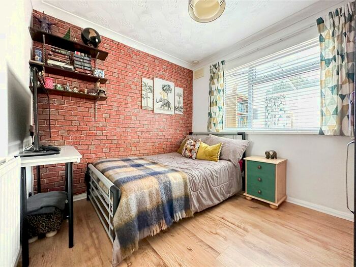 2 Bedroom Bungalow For Sale In Begonia Avenue, Gillingham, Kent, ME8