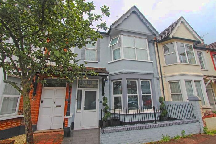 1 Bedroom Flat To Rent In Ramuz Drive, Westcliff On Sea, Essex SS0