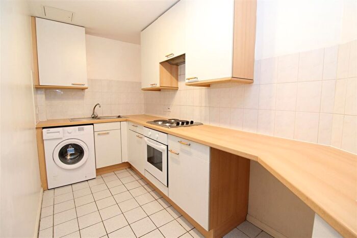 2 Bedroom Flat To Rent In Dexter Close, St Albans, AL1