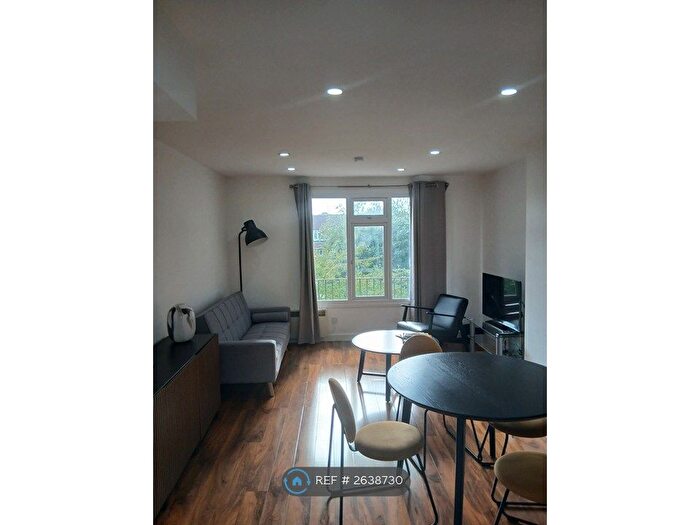 2 Bedroom Maisonette To Rent In Cavour House, London, SE17