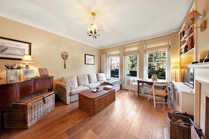 3 Bedroom Flat To Rent In Albert Bridge Road, SW11