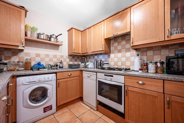 2 Bedroom Flat To Rent In Woking, Woking, GU21
