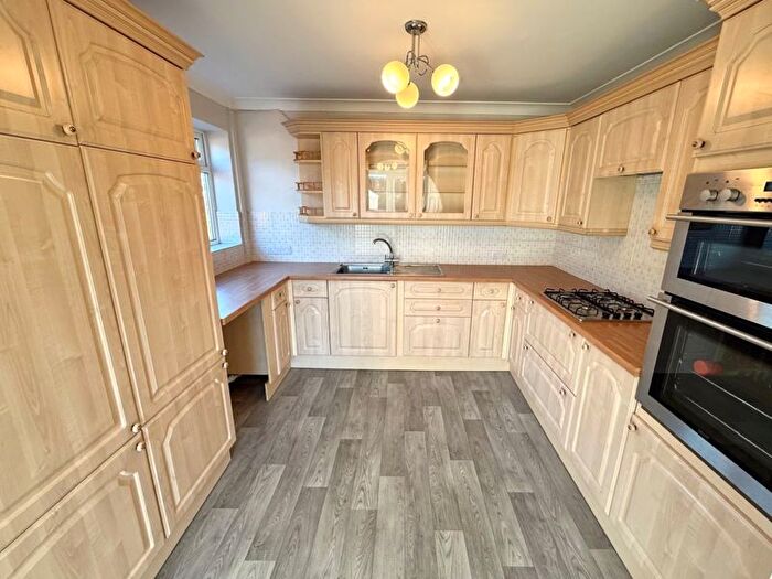 4 Bedroom Semi-Detached House To Rent In Chestnut Road, Grimsby, DN37