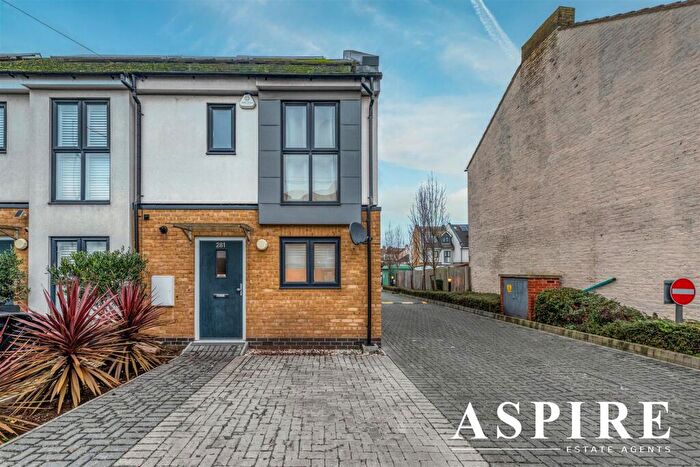 2 Bedroom House To Rent In Fairfax Drive, Westcliff-On-Sea, SS0