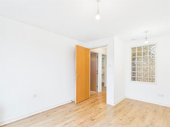 2 Bedroom Apartment To Rent In Giles Street, Edinburgh, Midlothian, EH6