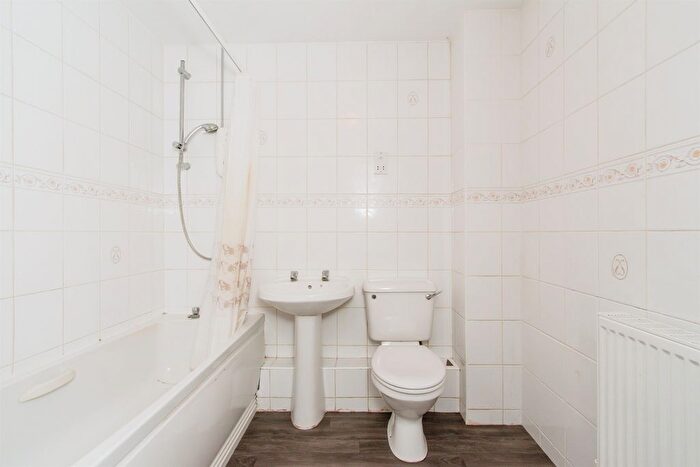 2 Bedroom Semi-Detached Bungalow For Sale In Back Northgate, Pontefract, WF8