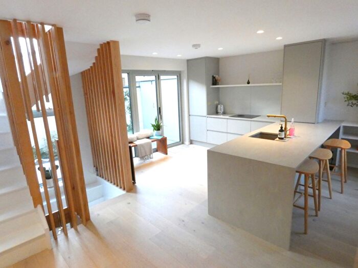 3 Bedroom Terraced House To Rent In Hewlett Road, Bow, E3