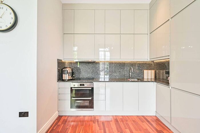 2 Bedroom Flat For Sale In Constable Close, Friern Barnet, London, N11