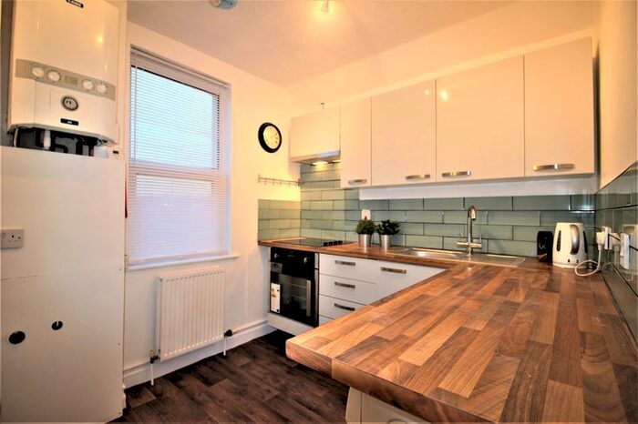 2 Bedroom Flat To Rent In County Road, Swindon, SN1
