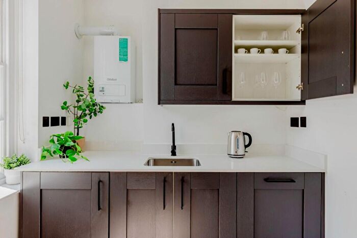 2 Bedroom Apartment To Rent In Cable Street, London, E1