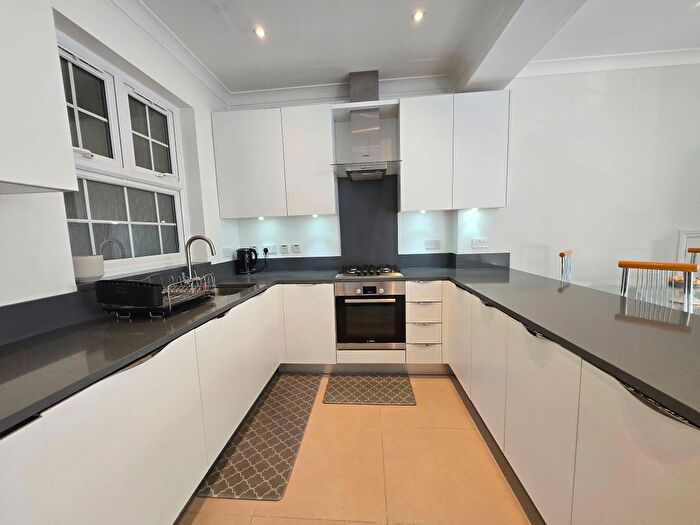 3 Bedroom Flat To Rent In Ashbourne Avenue, London, NW11