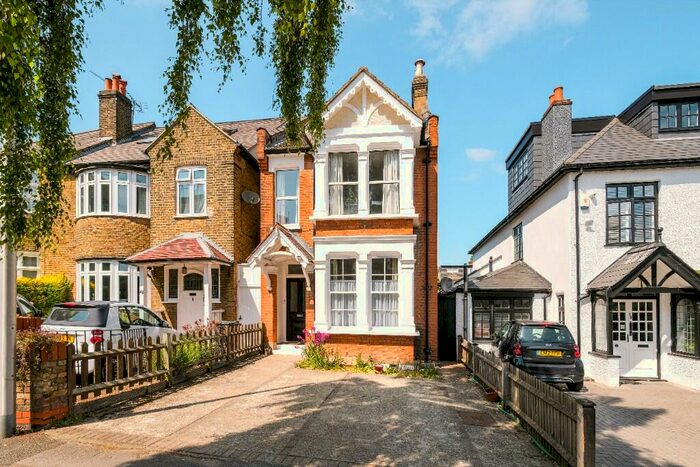 2 Bedroom Flat To Rent In Grove Hill, London, E18