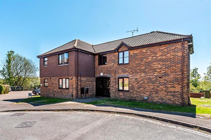 1 Bedroom Apartment For Sale In Teazlewood Park, Leatherhead, KT22