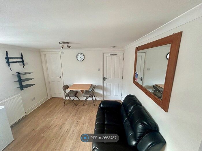 1 Bedroom Flat To Rent In Euclid St, Swindon, SN1