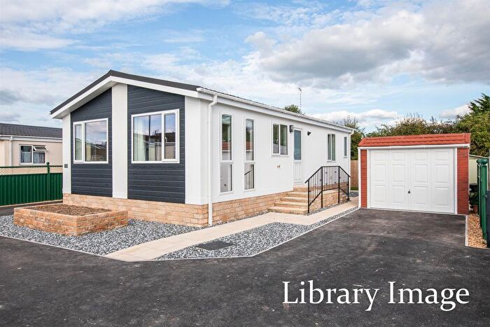2 Bedroom Mobile/park Home For Sale In Lillybrook Estate, Lyneham, Chippenham, SN15