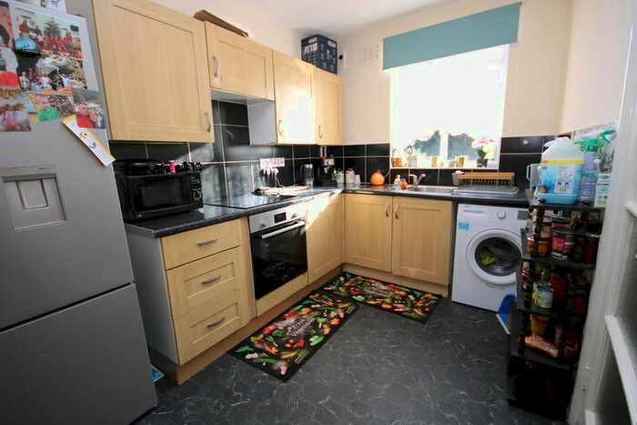 2 Bedroom Flat To Rent In Hale Hane, Edgware, HA8